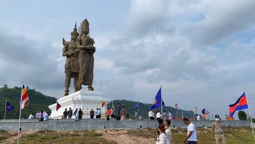 Huge statue Preah Thong Neang Neak